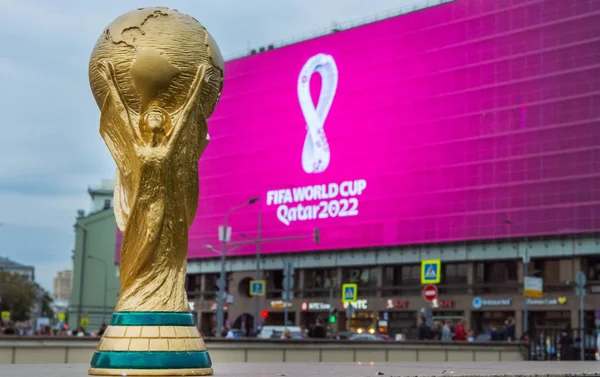 4 Eylül 2019, Moskova, Rusya. 2022 FIFA Dünya Kupası kupasının arka planındaki kupa kupasının kopyası, Katar 'da şehir merkezinde dev bir ekranda düzenlenecek..