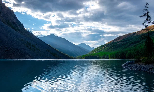 Jezioro Shavlinskoye Republice Altai — Zdjęcie stockowe