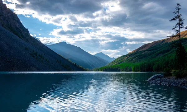 Altai Cumhuriyeti 'nde Shavlinskoye Gölü.