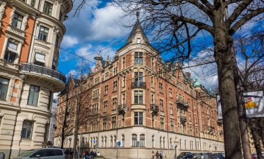 22 Nisan 2018, Stockholm, İsveç. Yoldan geçenler Stockholm sokaklarından birinde.