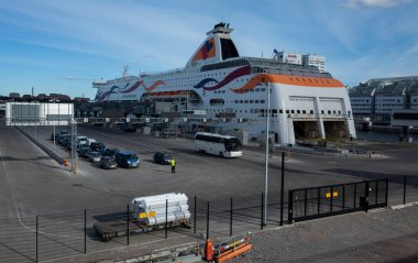 23 Nisan 2019, Tallinn, Estonya. Tallink Baltık Kraliçesi 'nin Tallinn Limanı' ndaki Estonya nakliye gemisinin hızlı yolcu ve araç feribotu.