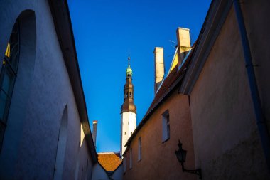 19 Nisan 2018, Tallinn, Estonya. Tallinn 'deki eski şehrin sokakları.