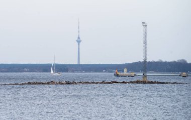 Körfez manzarası, yelkenli tekne ve Tallinn TV kulesi.