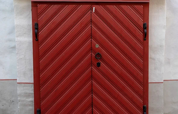 Grande Portão Madeira Vermelho Com Alças Forjadas Pretas Dobradiças Prédio — Fotografia de Stock