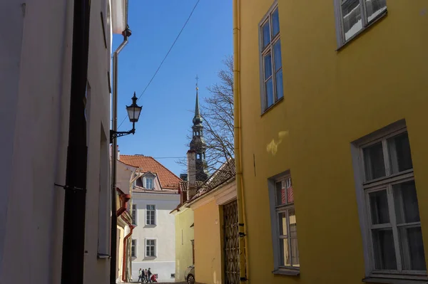 Aprile 2018 Tallinn Estonia Passanti Sulla Strada Della Città Vecchia — Foto Stock