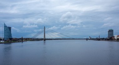 24 Nisan 2018 Riga, Letonya. Riga 'daki Daugava Nehri üzerindeki kablolu köprü..