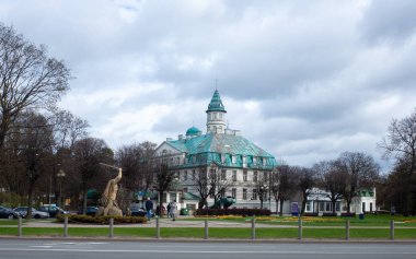 25 Nisan 2018 Jurmala, Letonya. Jurmala 'daki Jomas caddesindeki Letonya Lacplesis ulusal kahramanının anıtı..