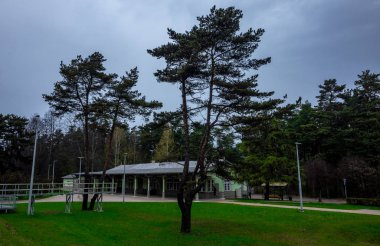 25 Nisan 2018 Jurmala, Lativia. Jurmala 'daki banliyö tren istasyonu Liepupe..