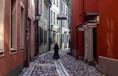 26 Nisan 2018 Riga, Letonya. Riga 'daki Eski Kasabanın dar sokaklarında renkli evler.