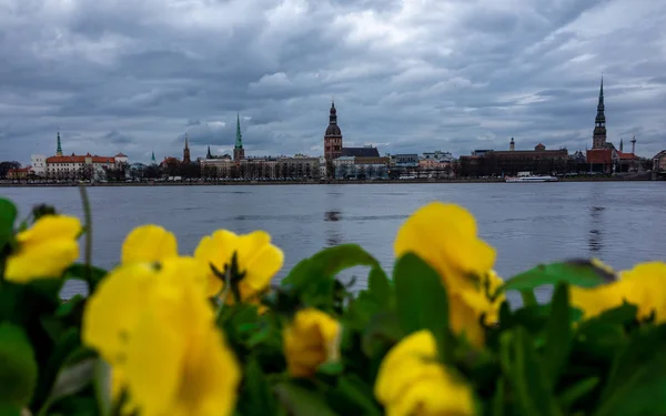Avril 2018 Riga Lettonie Vue Vieille Ville Riga Depuis Rive — Photo