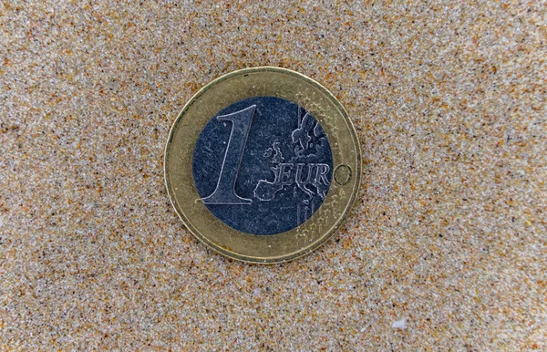 Монета Евро Мокром Мелком Песке Морского Пляжа — стоковое фото