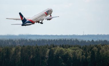 2 Temmuz 2019, Moskova, Rusya. Uçak Boeing 767-300 Azur Hava Yolları Moskova 'daki Vnukovo havaalanında..