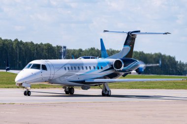 2 Temmuz 2019, Moskova, Rusya. Uçak Embraer ERJ-135 Avcon Jet Moskova 'daki Vnukovo havaalanında.