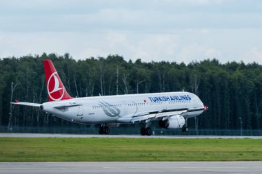 2 Temmuz 2019, Moskova, Rusya. Airplane Airbus A321-200 Türk Hava Yolları Moskova 'daki Vnukovo havaalanında.
