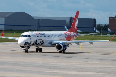 2 Temmuz 2019, Moskova, Rusya. Uçak Embraer ERJ-190 Ama Hava Yolları Moskova 'daki Vnukovo havaalanında.