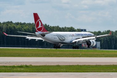 2 Temmuz 2019, Moskova, Rusya. Airplane Airbus A330-200 Türk Hava Yolları Moskova 'daki Vnukovo havaalanında.