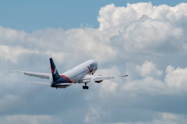 2 Temmuz 2019, Moskova, Rusya. Uçak Boeing 767-300 Azur Hava Yolları Moskova 'daki Vnukovo havaalanında..