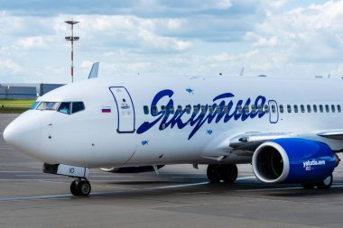 2 Temmuz 2019, Moskova, Rusya. Uçak Boeing 737-700 I Yakutia Havayolları Moskova 'daki Vnukovo havaalanında.