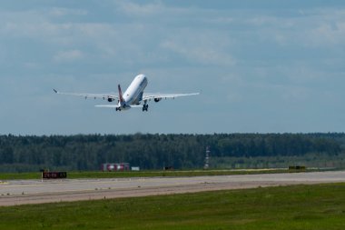 2 Temmuz 2019, Moskova, Rusya. Airplane Airbus A330-300 Türk Hava Yolları Moskova 'daki Vnukovo havaalanında.