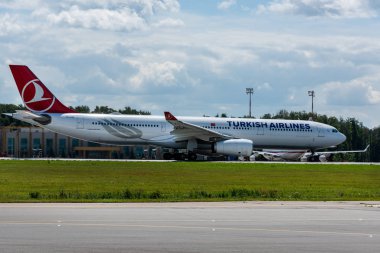 2 Temmuz 2019, Moskova, Rusya. Airplane Airbus A330-300 Türk Hava Yolları Moskova 'daki Vnukovo havaalanında.