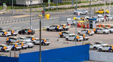 2 Temmuz 2019 Moskova, Rusya. Moskova 'daki Vnukovo Uluslararası Havaalanı yakınlarındaki bir otoparkta araba paylaşım şirketlerinin arabaları..