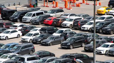 2 Temmuz 2019 Moskova, Rusya. Moskova 'daki Vnukovo Uluslararası Havaalanı' nın yakınındaki bir otoparkta arabalar var..