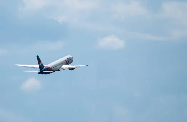 Temmuz 2019 Moskova Rusya Uçak Boeing 767 300 Azur Hava — Stok fotoğraf