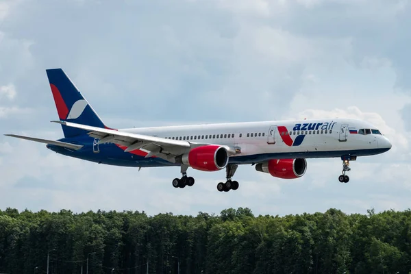 2 Temmuz 2019, Moskova, Rusya. Uçak Boeing 757-200 Azur Hava Yolları Moskova 'daki Vnukovo havaalanında.