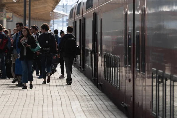 Julio 2019 Moscú Rusia Pasajeros Plataforma Estación Tren Kiev Moscú — Foto de Stock