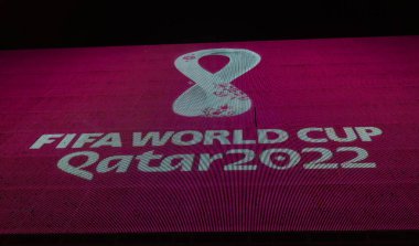 10 Eylül 2019, Moskova, Rusya. 2022 Dünya Kupası logosu Katar 'da şehir merkezinde dev bir ekranda düzenlenecek..