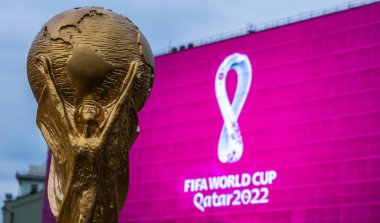 4 Eylül 2019, Moskova, Rusya. 2022 FIFA Dünya Kupası kupasının arka planındaki kupa kupasının kopyası, Katar 'da şehir merkezinde dev bir ekranda düzenlenecek..