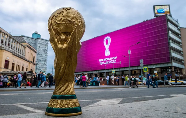 4 Eylül 2019, Moskova, Rusya. 2022 FIFA Dünya Kupası kupasının arka planındaki kupa kupasının kopyası, Katar 'da şehir merkezinde dev bir ekranda düzenlenecek..