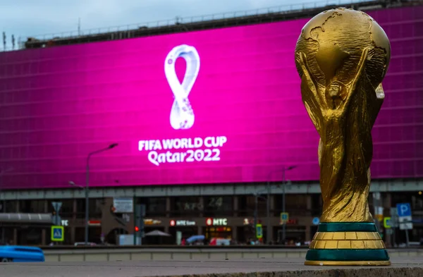 4 Eylül 2019, Moskova, Rusya. 2022 FIFA Dünya Kupası kupasının arka planındaki kupa kupasının kopyası, Katar 'da şehir merkezinde dev bir ekranda düzenlenecek..