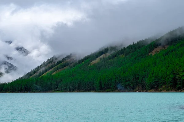 Lago Shavlinskoye República Altai Fundo Picos Montanha Envolto Nevoeiro — Fotografia de Stock