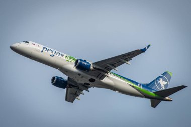 29 Ekim 2019, Moskova, Rusya. Uçak Embraer Erj-190 Ikar Havayolları Moskova 'daki Sheremetyevo havaalanında.