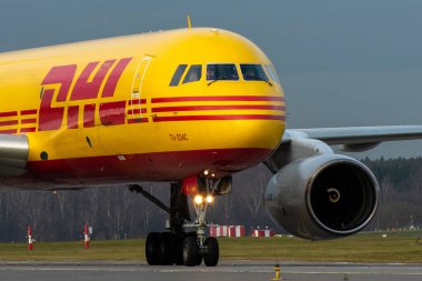 29 Ekim 2019, Moskova, Rusya. Uçak Tupolev Tu-204 Aviastar Havayolları Moskova 'daki Sheremetyevo havaalanında Dhl havaalanında..