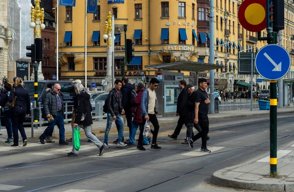 Aprile 2018 Stoccolma Svezia Passanti Una Delle Strade Stoccolma — Foto Stock