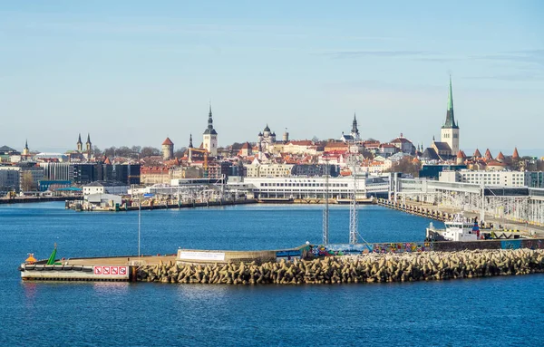 April 2018 Tallinn Estland Uitzicht Bouw Van Oude Binnenstad Passagiersterminals — Stockfoto