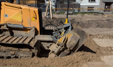 Bir buldozer caddenin yeniden inşası sırasında toprak işlerini yürütüyor..