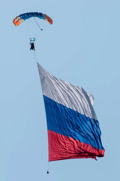 하늘에 러시아의 깃발을 하늘을 배경으로 스카이다이버 — 스톡 사진