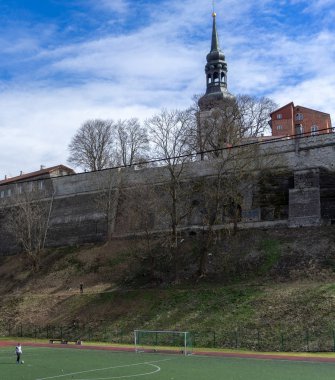 21 Nisan 2018 Tallinn, Estonya. Tallinn 'deki eski şehrin kale duvarındaki futbol sahası.