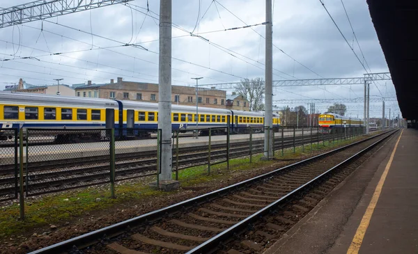 Aprile 2018 Riag Lettonia Treno Suburbano Giallo Blu Alla Stazione — Foto Stock