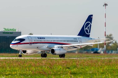 30 Ağustos 2019. Zhukovsky, Rusya. Rus kısa menzilli dar gövdeli yolcu uçağı Sukhoi Superjet 100 Uluslararası Havacılık ve Uzay Salonu MAKS 2019.