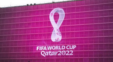 4 Eylül 2019, Moskova, Rusya. 2022 Dünya Kupası logosu Katar 'da şehir merkezinde dev bir ekranda düzenlenecek..