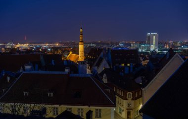 21 Nisan 2018 Tallinn, Estonya. Gece gözlem güvertesinden Eski şehrin manzarası