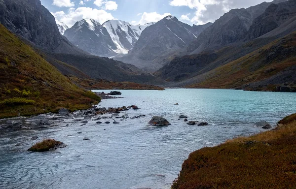 Lago Montaña Fondo Picos Nevados República Altai — Foto de Stock