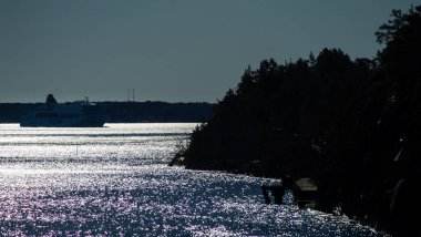 22 Nisan 2019, Stockholm, İsveç. Estonya nakliye gemisinin hızlı yolcusu ve feribotu Stockholm 'de dönen yelkenli ile donatılmış Tallink Romantika ile ilgili..