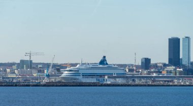 23 Nisan 2019, Tallinn, Estonya. Tallink Silja Europa 'nın Tallinn limanındaki Estonya nakliye gemisinin hızlı yolcu ve araç feribotu.