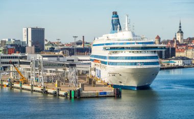 23 Nisan 2019, Tallinn, Estonya. Tallink Silja Europa 'nın Tallinn limanındaki Estonya nakliye gemisinin hızlı yolcu ve araç feribotu.
