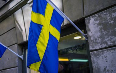 Stockholm 'de bir sokakta İsveç bayrağı.